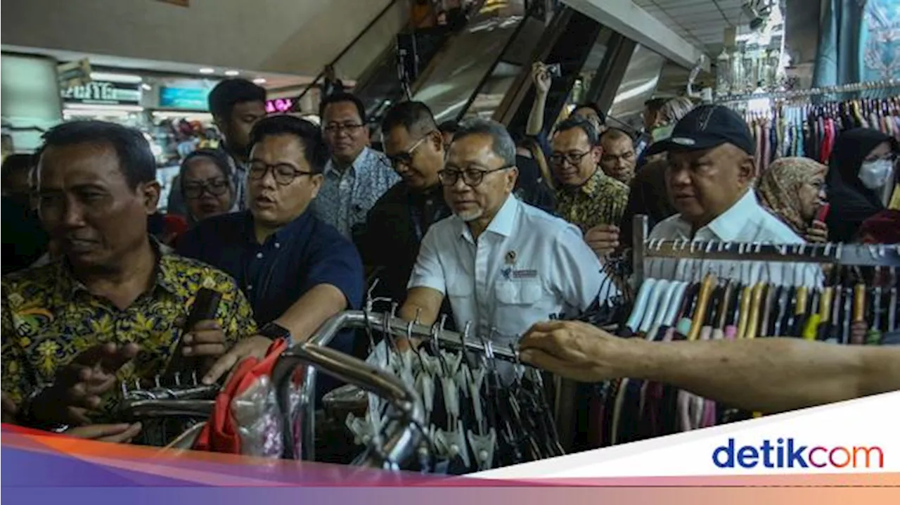 Momen Mendag Zulhas Sidak Pasar Tanah Abang, Borong Baju Muslim