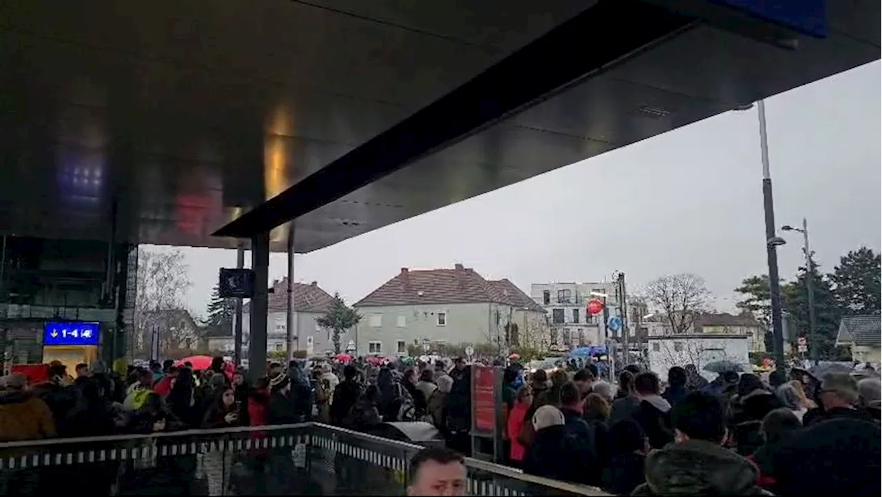 – Hunderte Wien-Pendler stehen nun im Regen