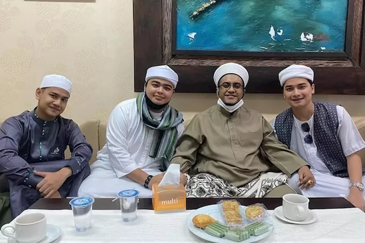 Alvin Faiz Menangis Saat Cium Kepala Habib Hasan bin Ja'far Assegaf Untuk Terakhir Kalinya