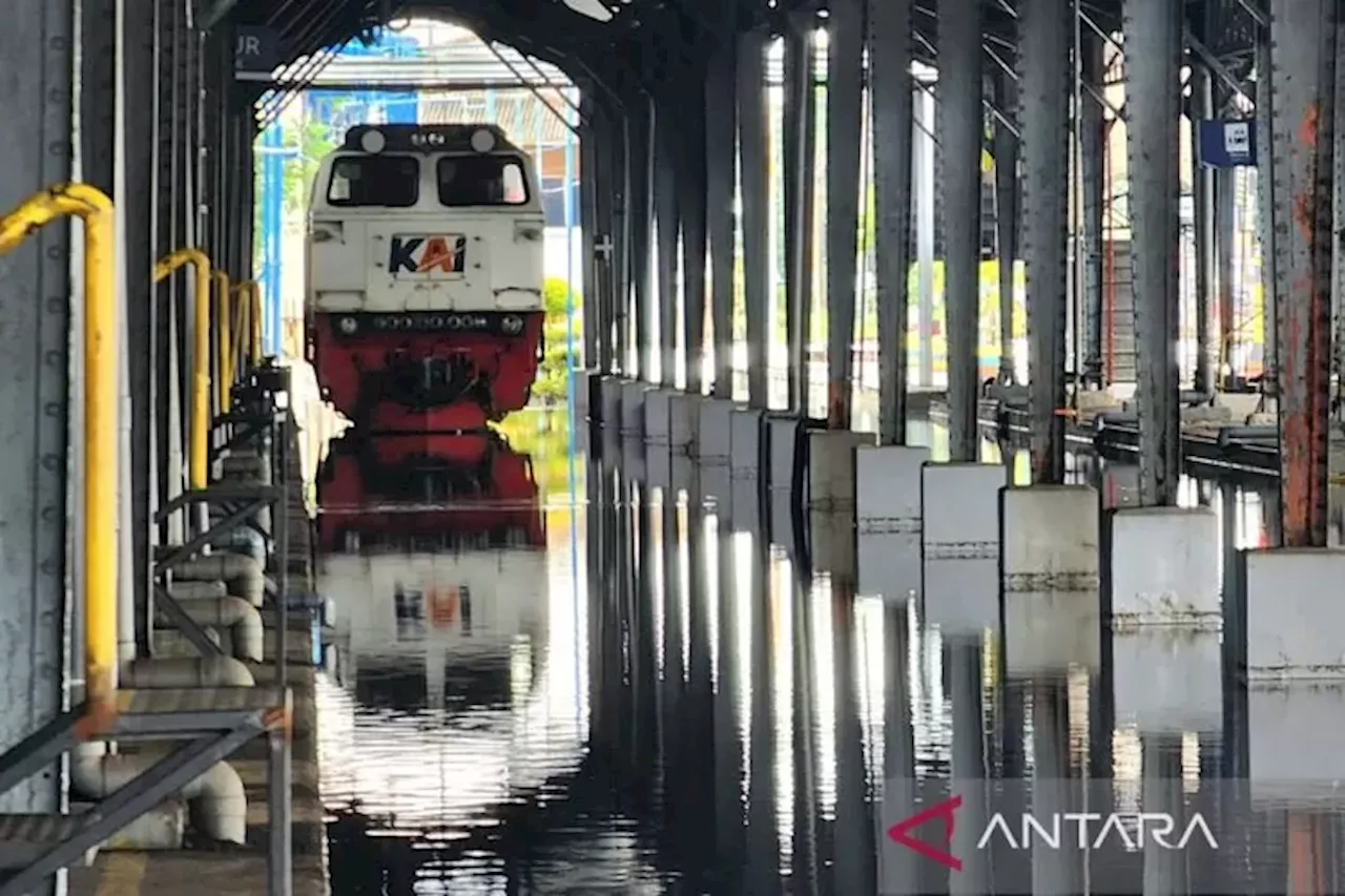 Banjir Masih Rendam Rel Antara Stasiun Tawang hingga Alastua