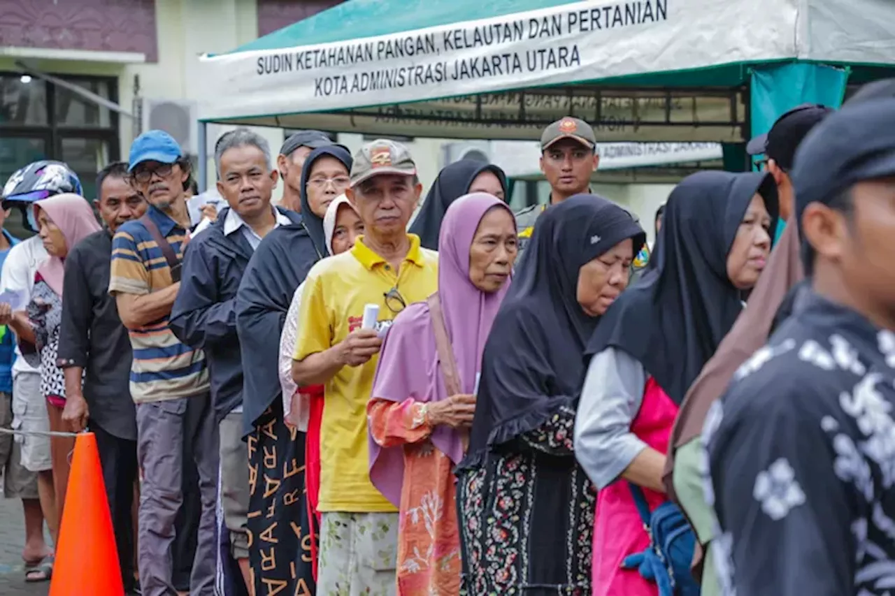 Masyarakat Antusias Antre Sembako Murah dari Pemprov DKI di Penjaringan Jakarta Utara