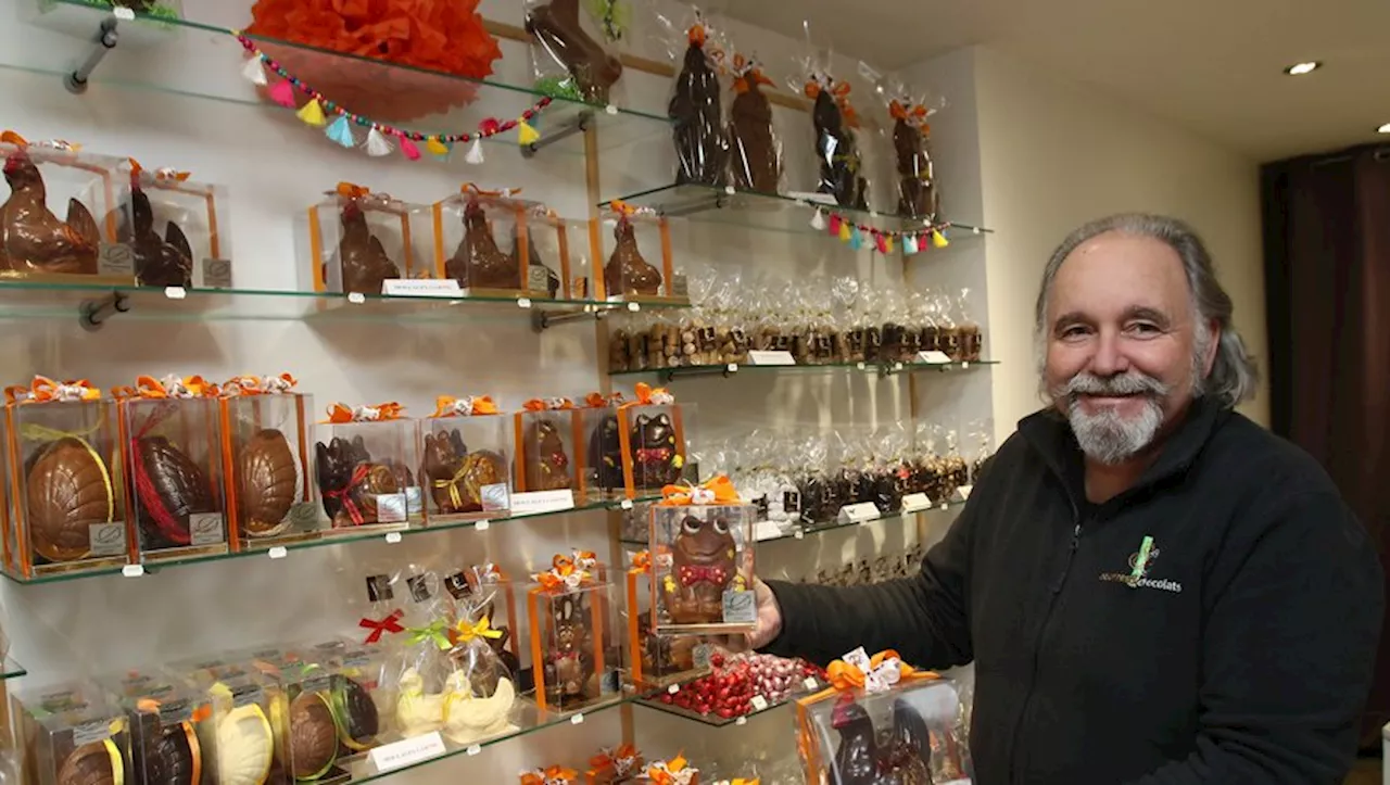 Le coq grandeur nature dans la vitrine de Sourires et Chocolats