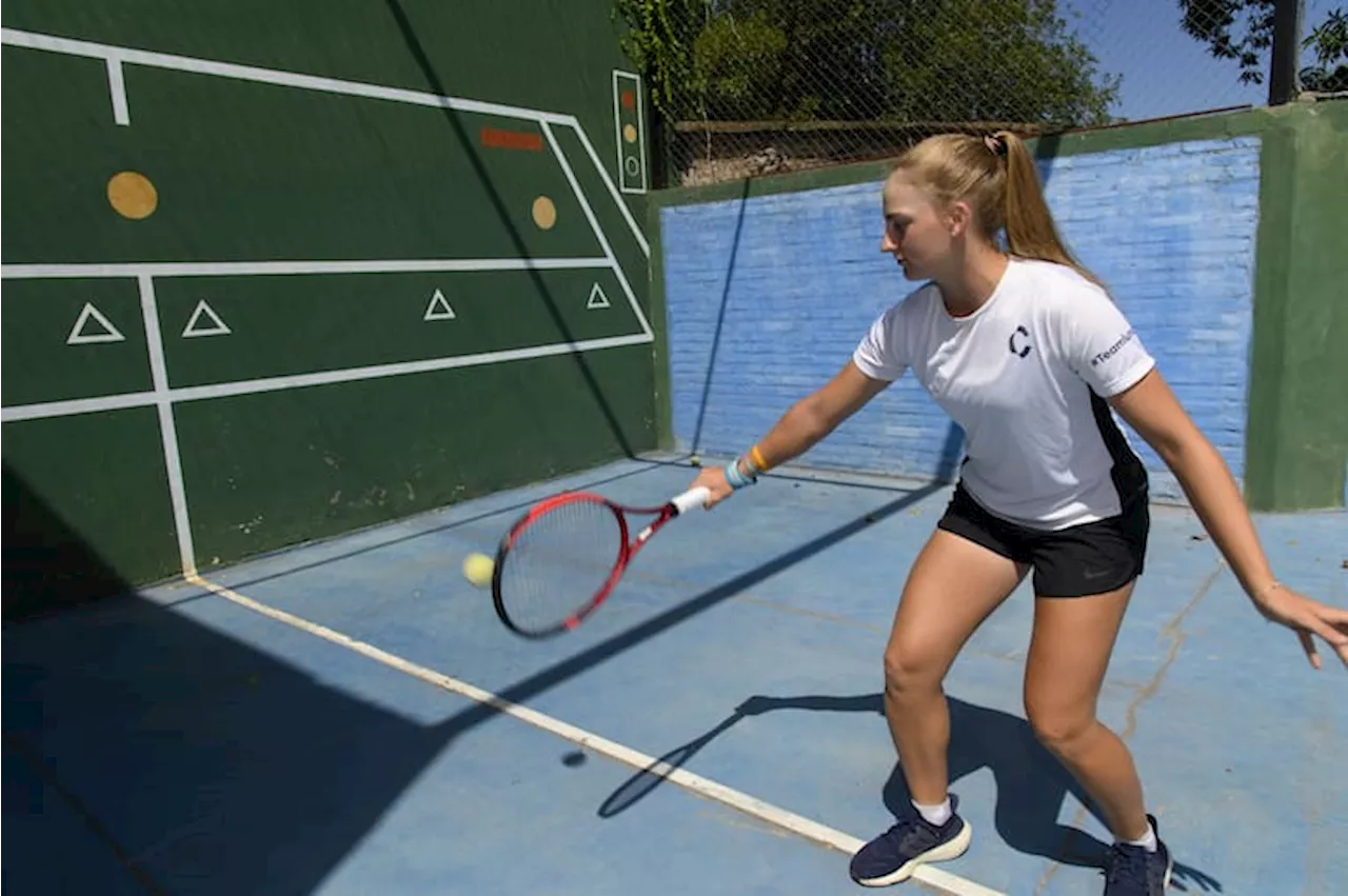 Luna Cinalli, una tenista junior argentina con proyección mundial: la vida en un pueblo de 4600 habitantes, revés a una mano y el carácter de Sabalenka