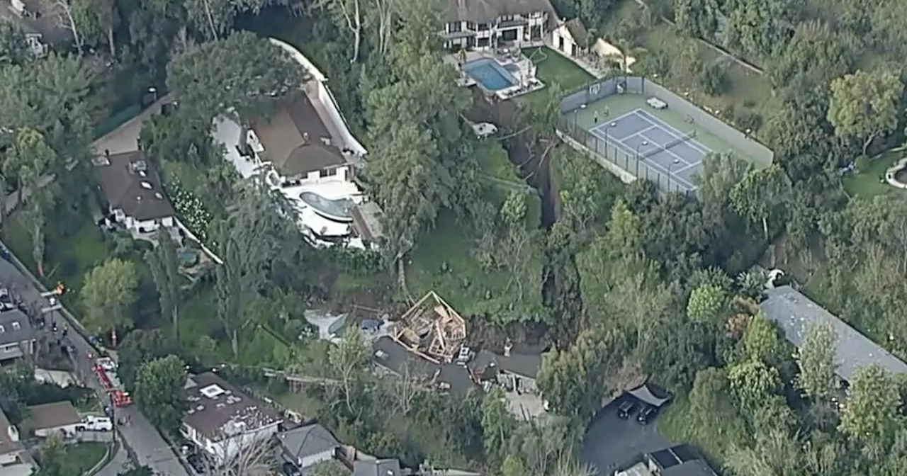 Derrumbe destruye casa en Sherman Oaks y pone en riesgo al menos a otras dos