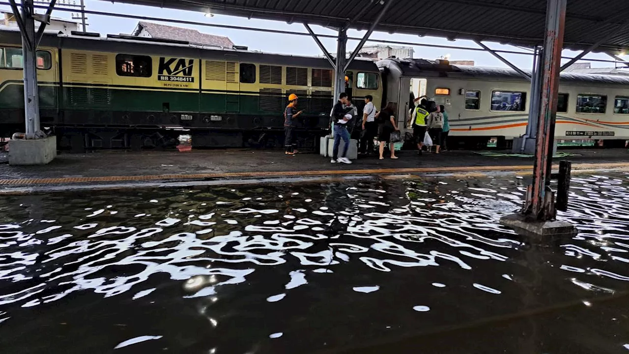 Banjir Semarang Rendam Stasiun Semarang Tawang, 4 KA Jalur Pantura Dialihkan ke Selatan