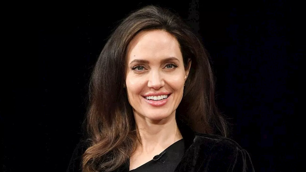 Kejutan, Busana Rancangan Angelina Jolie Debut Perdana di Karpet Merah Oscar 2024