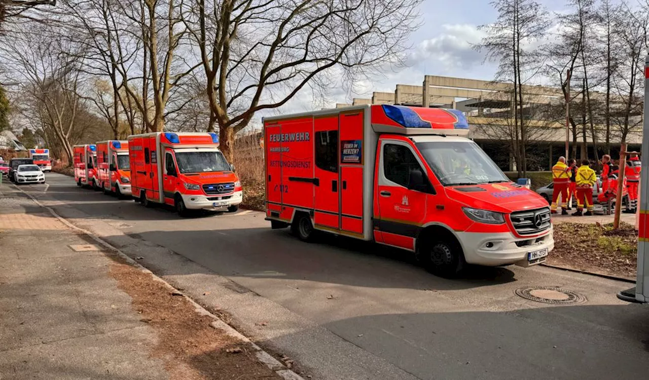 Großeinsatz des Rettungsdienstes an einem Gymnasium in Othmarschen