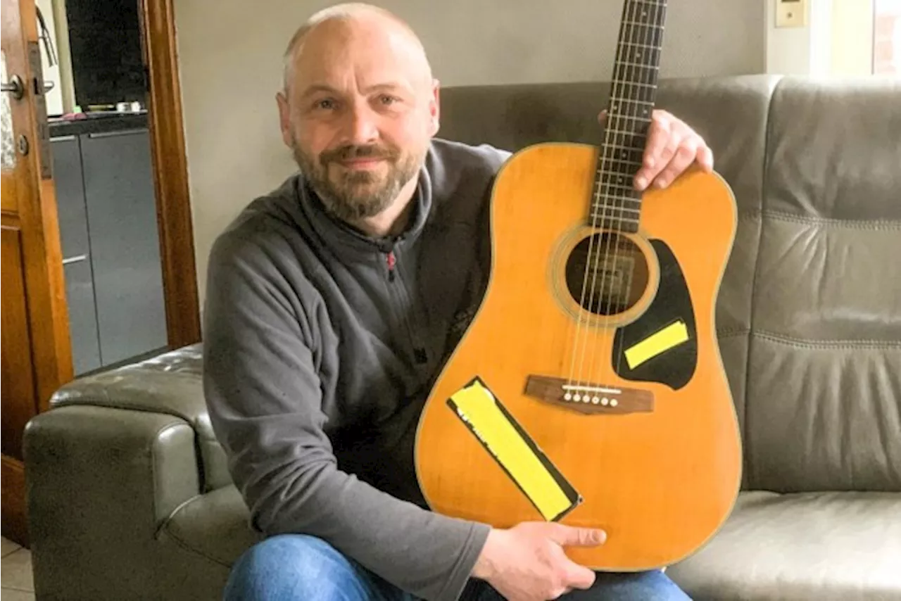 Bert (46) kocht gitaar op deurwaardersveiling, nu zoekt hij eigenaar ervan: “Een muzikant zijn instrument afpa