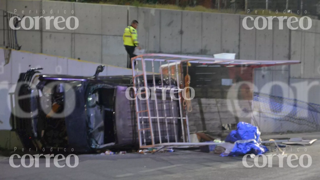 Camioneta cae del paso vehicular del libramiento Manuel Zavala en San Miguel de Allende