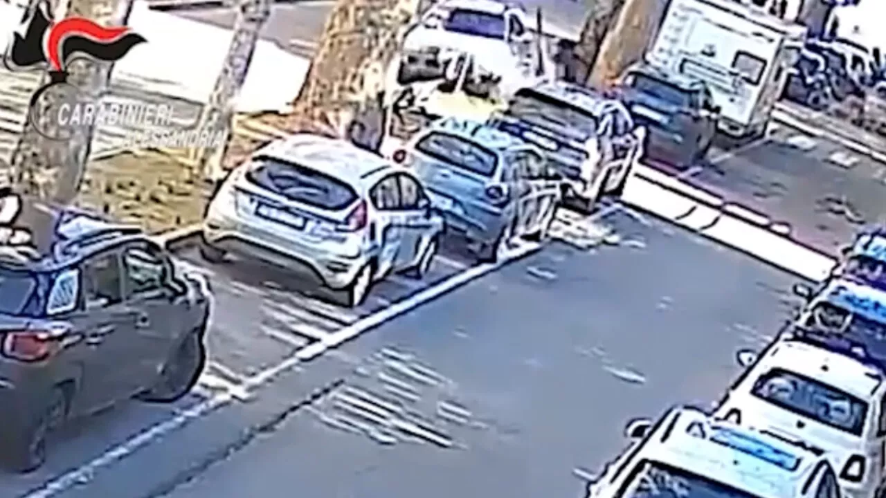 Auto lancia a tutta velocità manca di un soffio una donna
