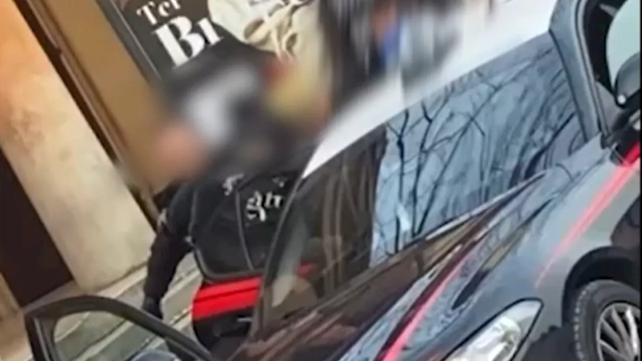 Uomo preso a pugni dai carabinieri, il video finisce sui social: cos'è successo