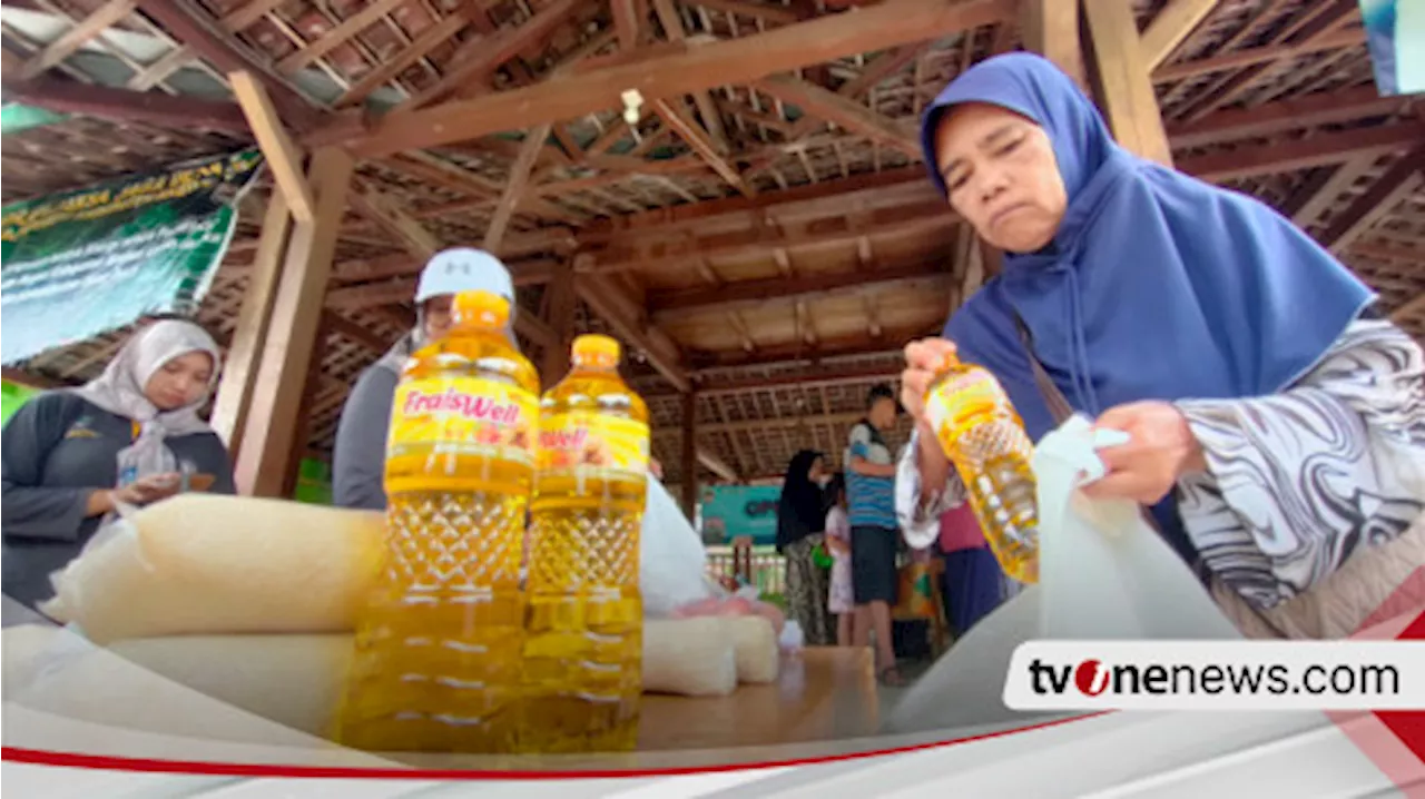 Harga Masih Mahal, Ratusan Warga Madiun Antre Berburu Sembako Murah saat Ramadhan