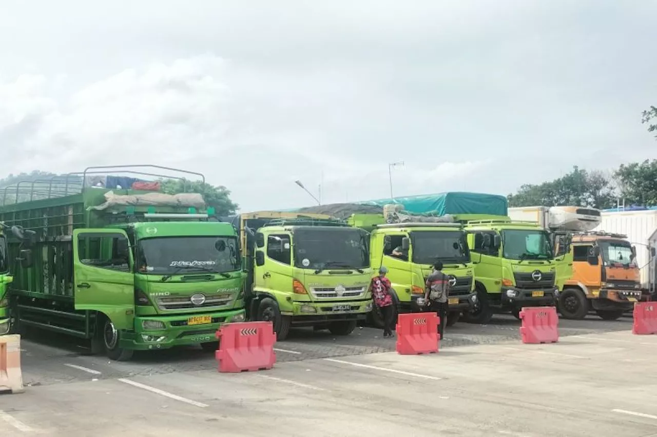 Pelabuhan Bakauheni dipadati kendaraan, tertahan cuaca buruk di Merak