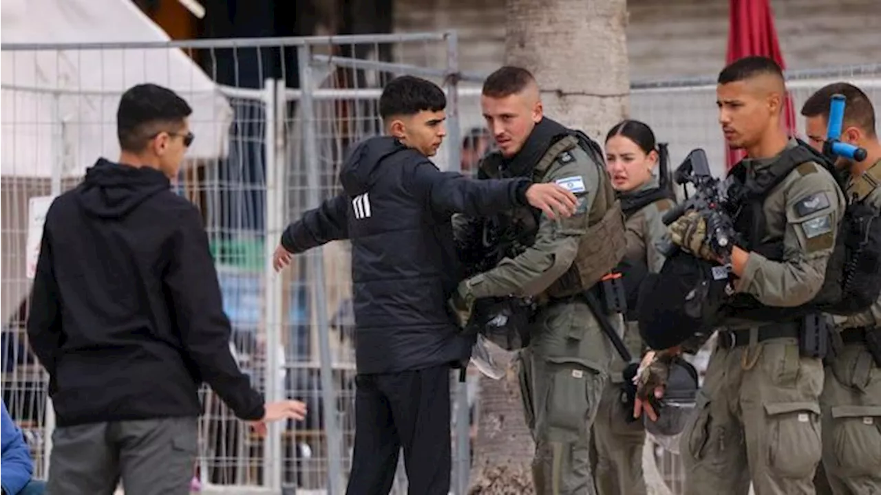 Bak Napi! Potret Miris Muslim Salat di Al-Aqsa, Dijaga Ketat Israel