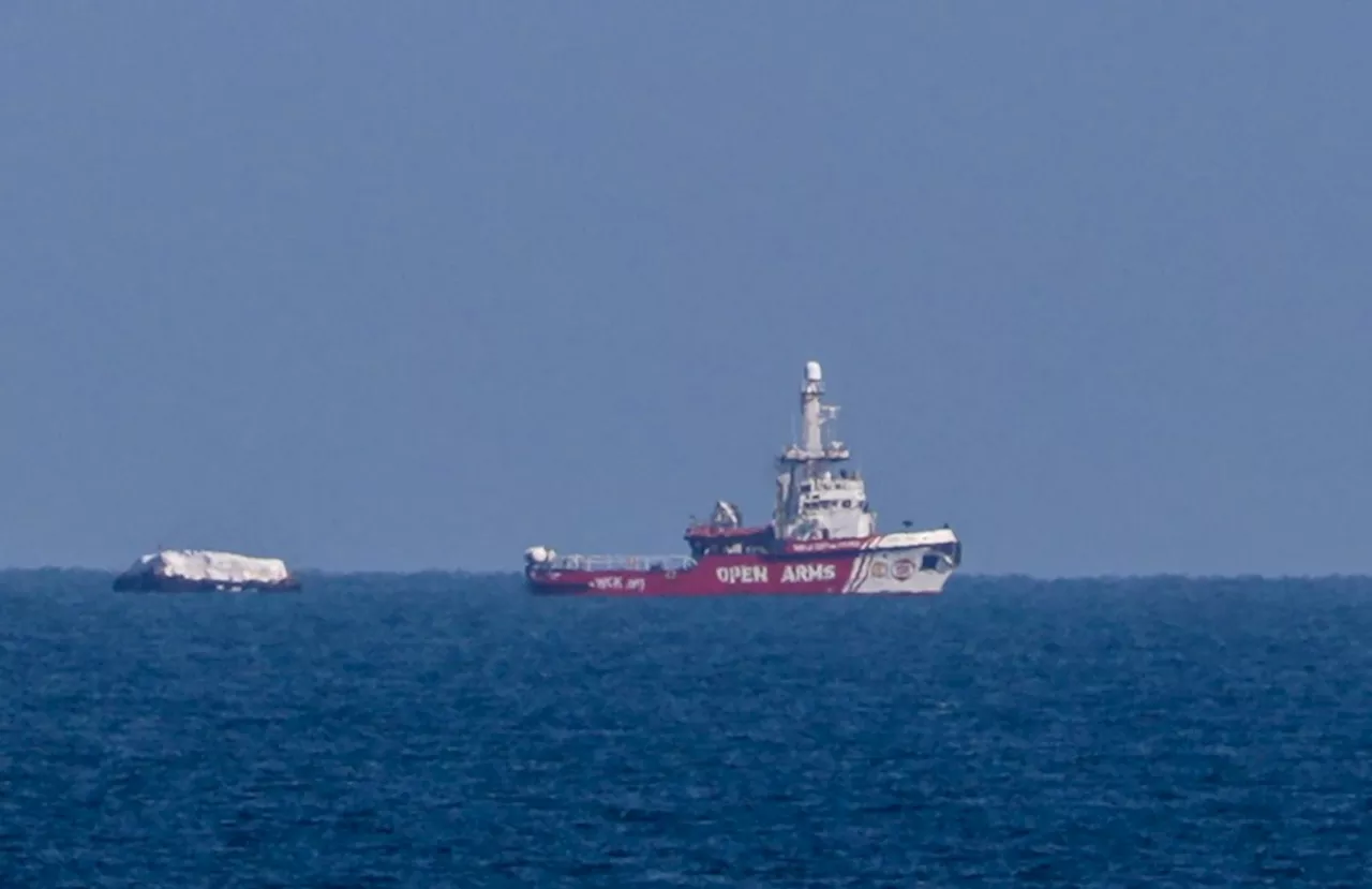 El barco español Open Arms empieza a descargar alimentos en la costa de Gaza