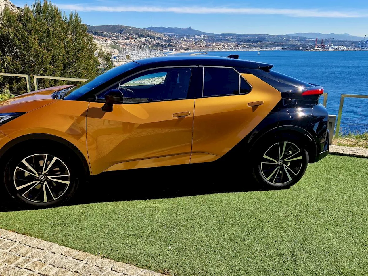 Primo contatto con la nuova C-HR Plug-in Hybrid: arriva una ventata di 'premium'