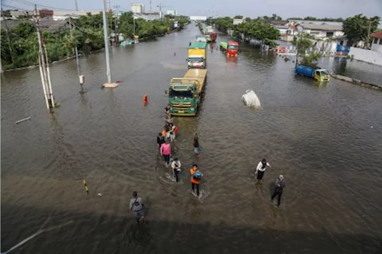 Banjir Masih Merendam Jalur Pantura Semarang