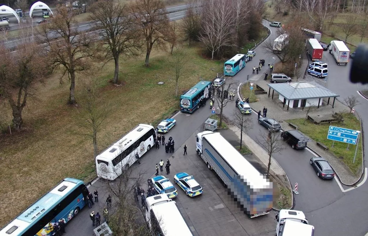 Großeinsatz an der A93: 100 Polizisten verfolgen italienische Fußballfans