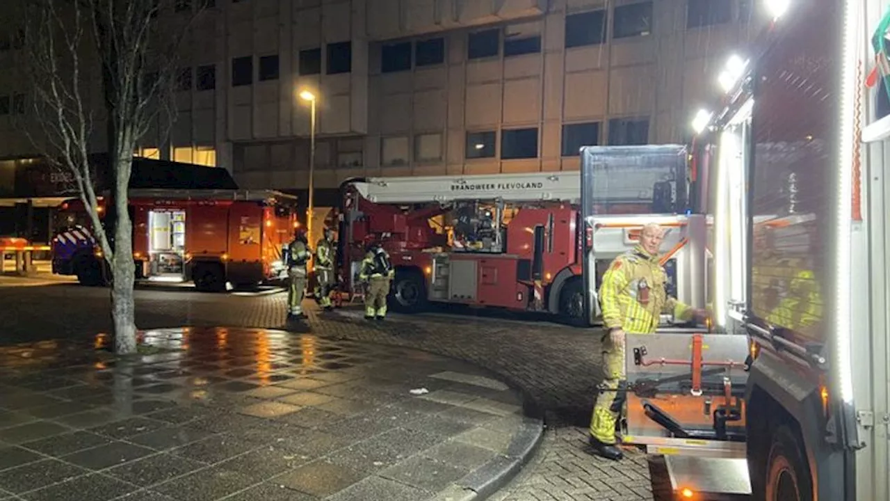 Ongeveer veertig bewoners tijdelijk huis uit na brand bij juwelier Almere