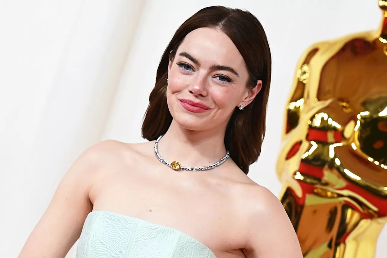 Emma Stone Got the Most Epic Photobomb on Oscars Night — While Reapplying Her Lipstick!