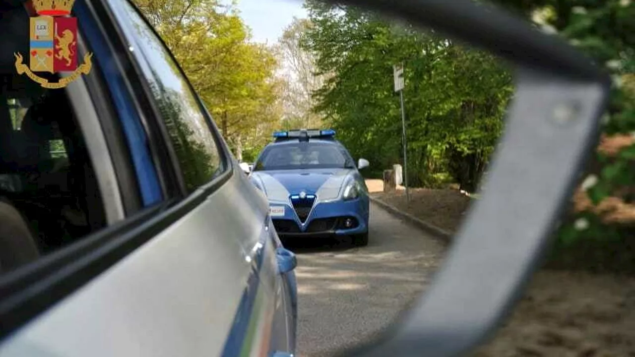 Inseguito dalla polizia si schianta con lo scooter contro un'auto: morto un uomo, grave il figlio