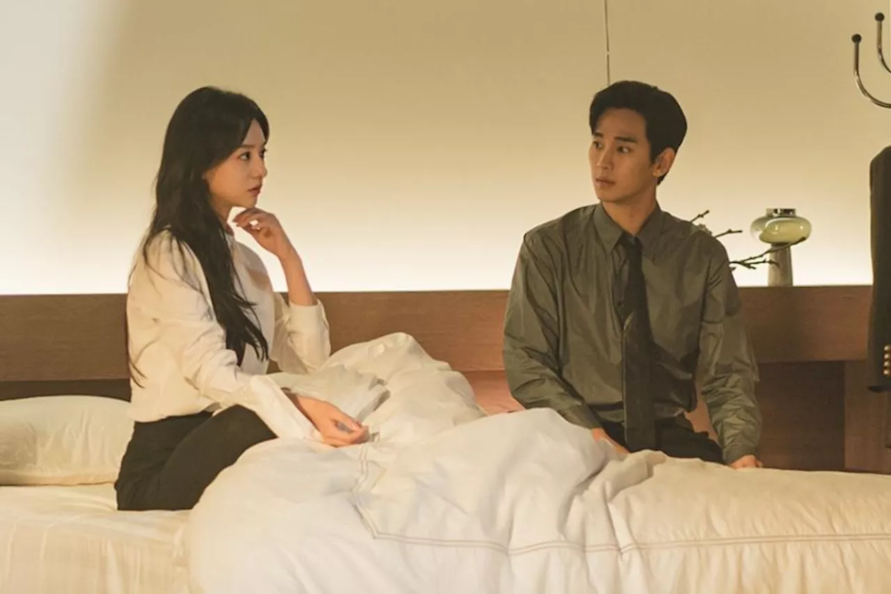 Kim Soo Hyun And Kim Ji Won Get Flustered Over Having To Share A Bed In “Queen Of Tears”