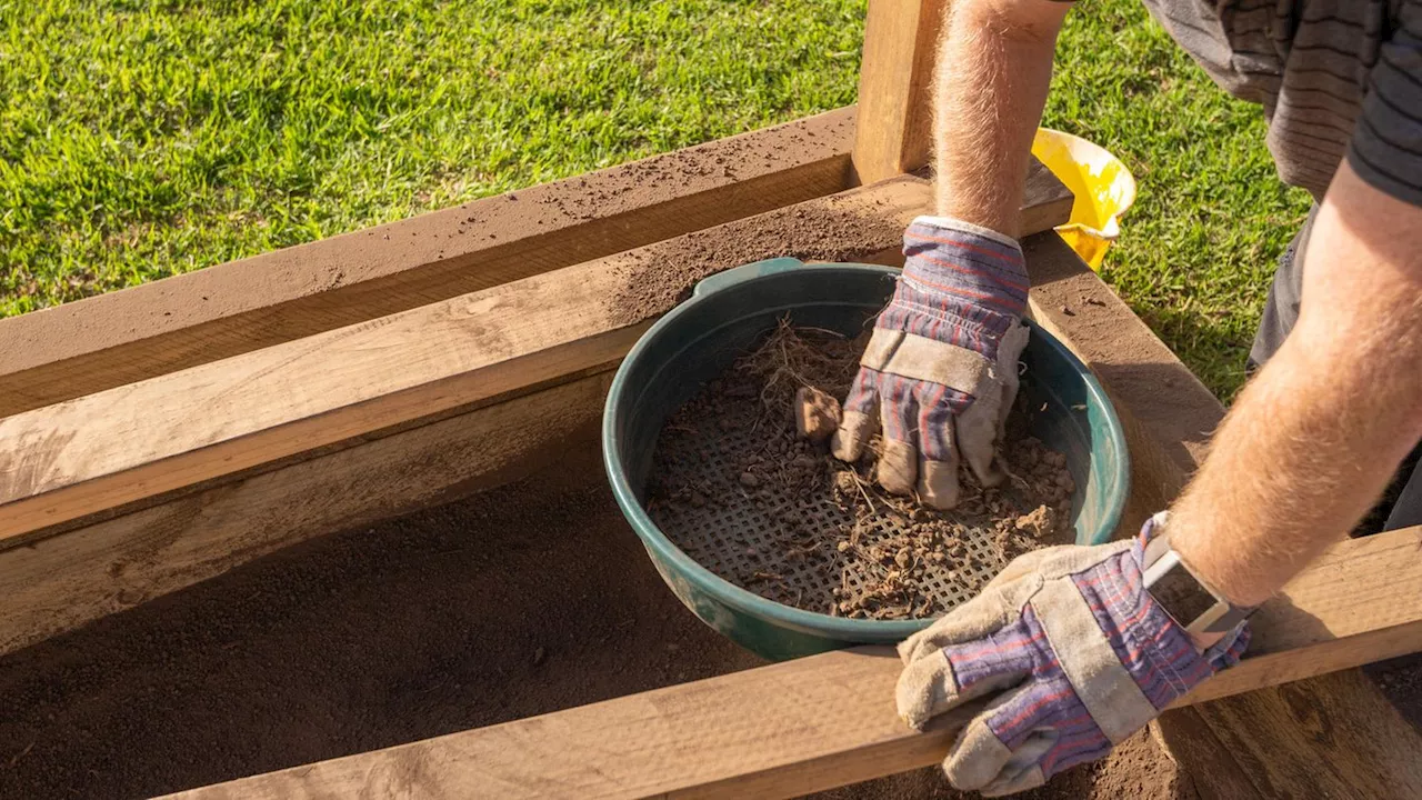 Gartensieb einsetzen: So bearbeiten Sie Erde und Kompost