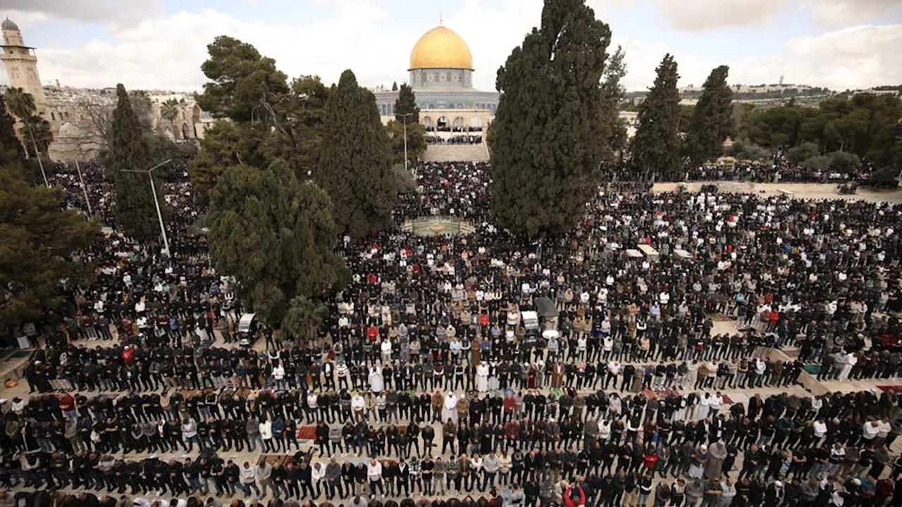 Scores defy Israeli curbs to reach Al Aqsa Mosque on Ramadan's first Friday