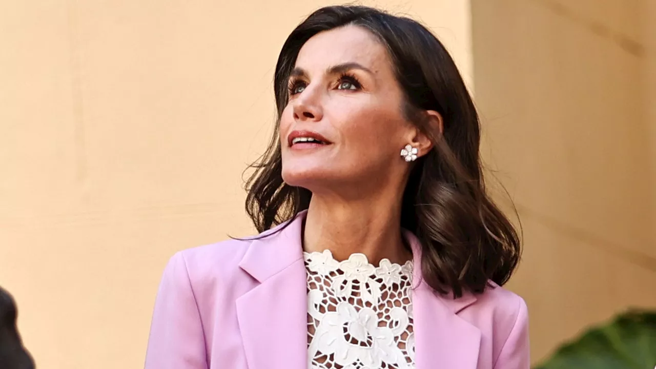 Letizia se adelanta a la primavera combinando un traje rosa con top y pendientes de flores