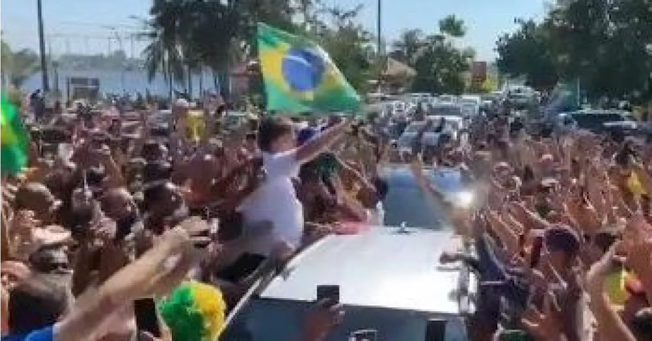 Bolsonaro posta vídeos com multidões em meio a revelações sobre golpe