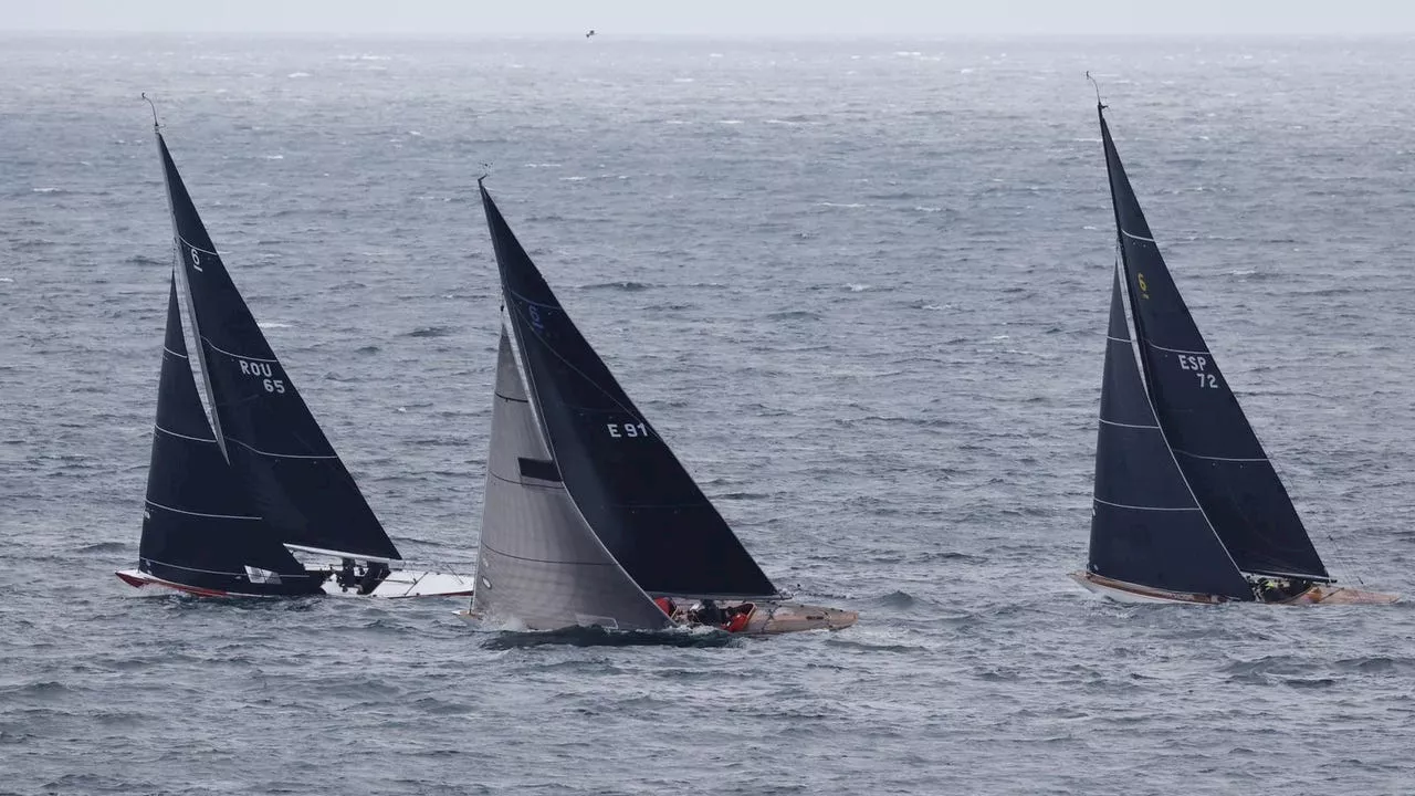 La lluvia impide al rey emérito salir a navegar en Sanxenxo en la primera regata de la temporada