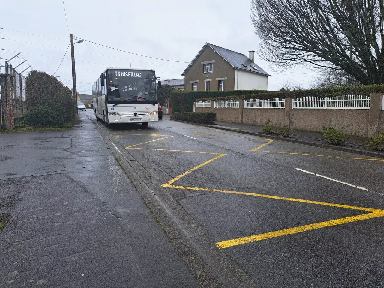 Le car passe devant leur arrêt mais ces collégiens sont obligés de marcher plus loin