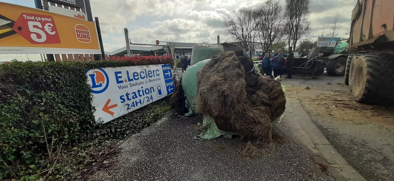 Lisieux : l'accès des véhicules au Centre Leclerc bloqué par des agriculteurs