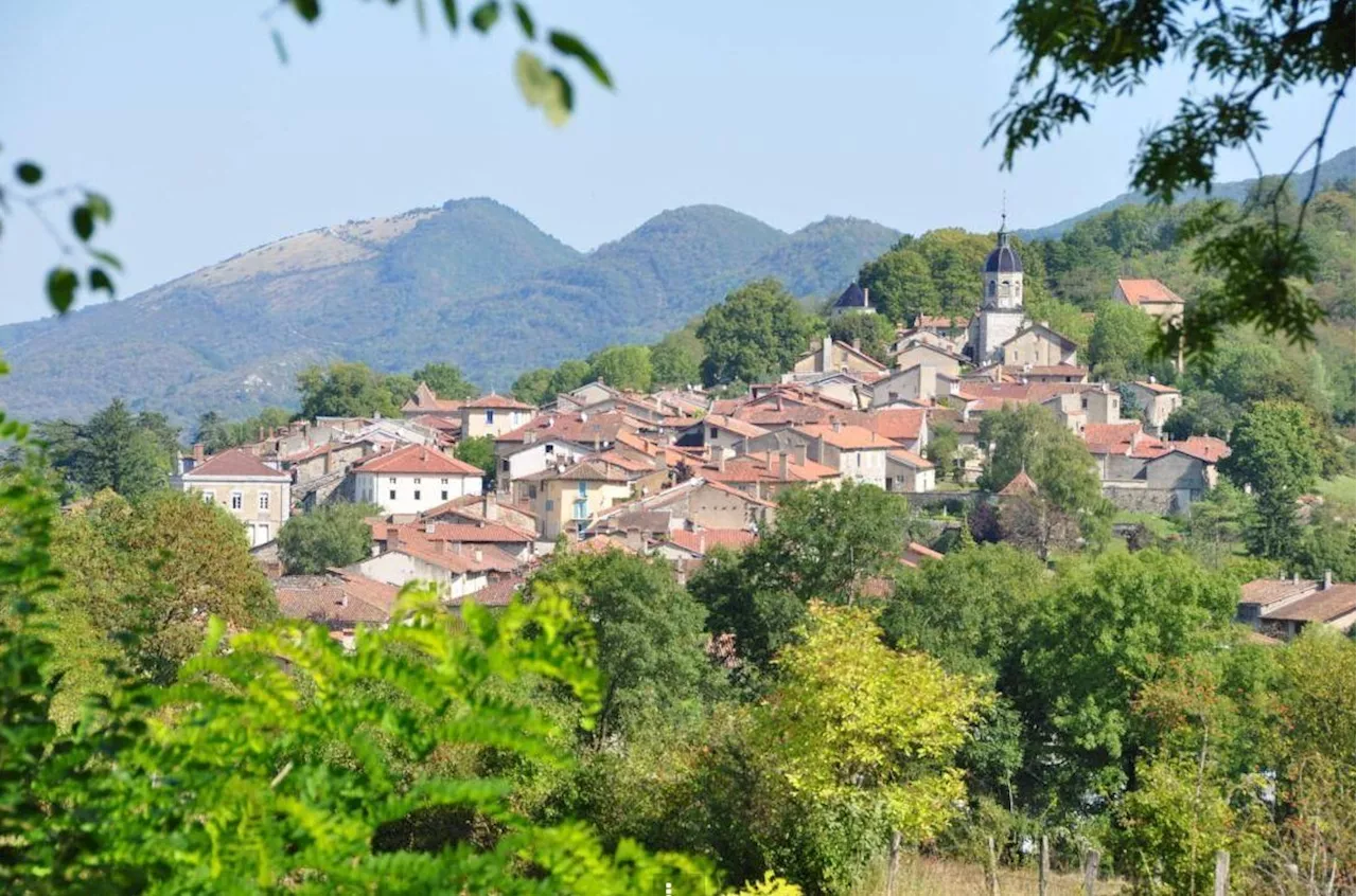 Près de Lyon : ce magnifique village médiéval de caractère est perché sur une colline