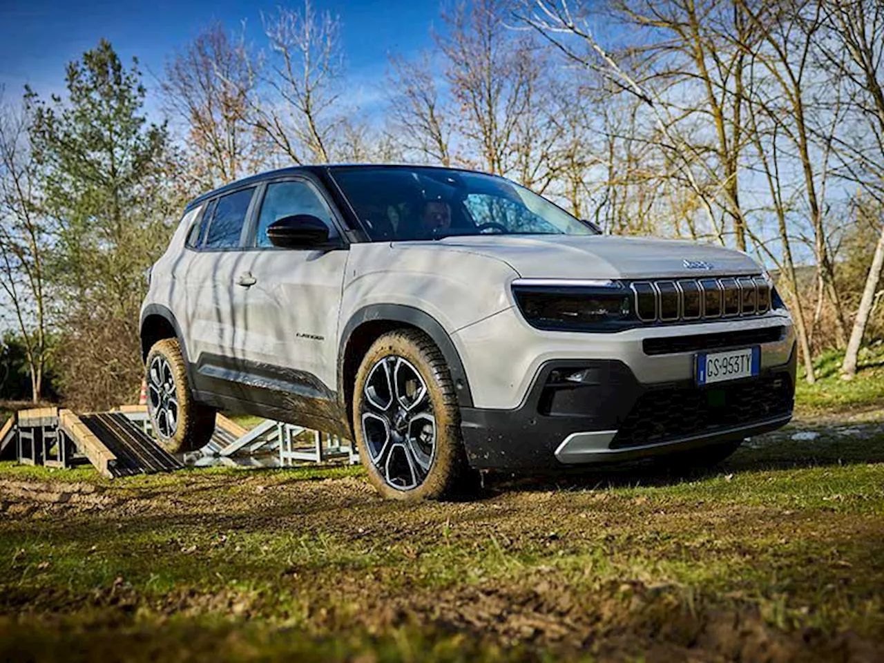 Jeep Avenger e-Hybrid: motore, prestazioni, consumi, allestimenti, prezzi, foto