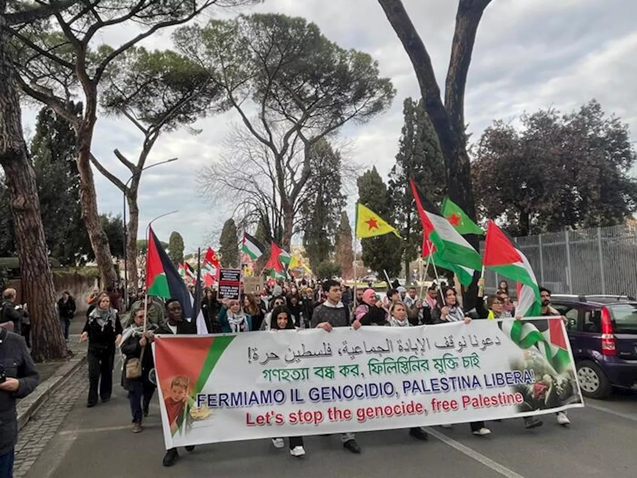 'Palestina libera' e 'Casa mia' di Ghali al corteo a Roma