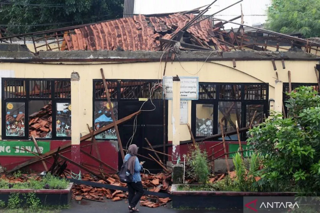 Atap sekolah di Depok ambruk pascahujan deras