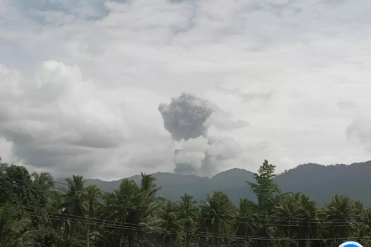 Gunung Dukono muntahkan abu vulkanik setinggi 1,5 kilometer