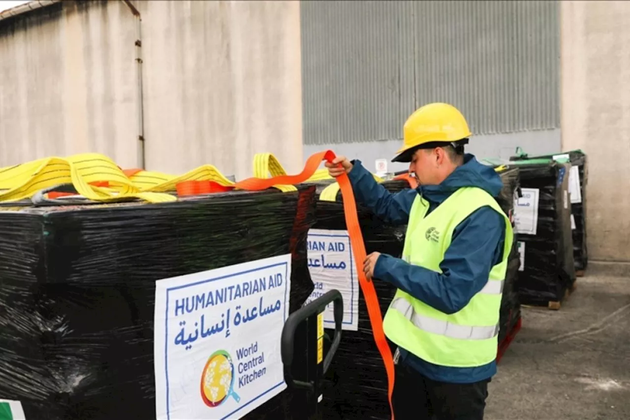 Kapal bantuan kemanusiaan turunkan bantuan untuk Gaza utara