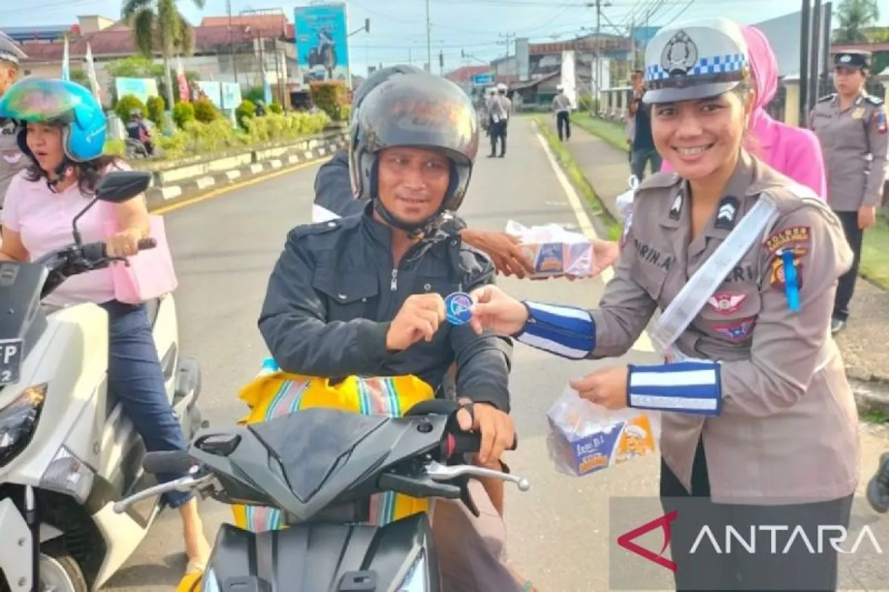 Satlantas Polres Kapuas Hulu bagi takjil untuk pengendara