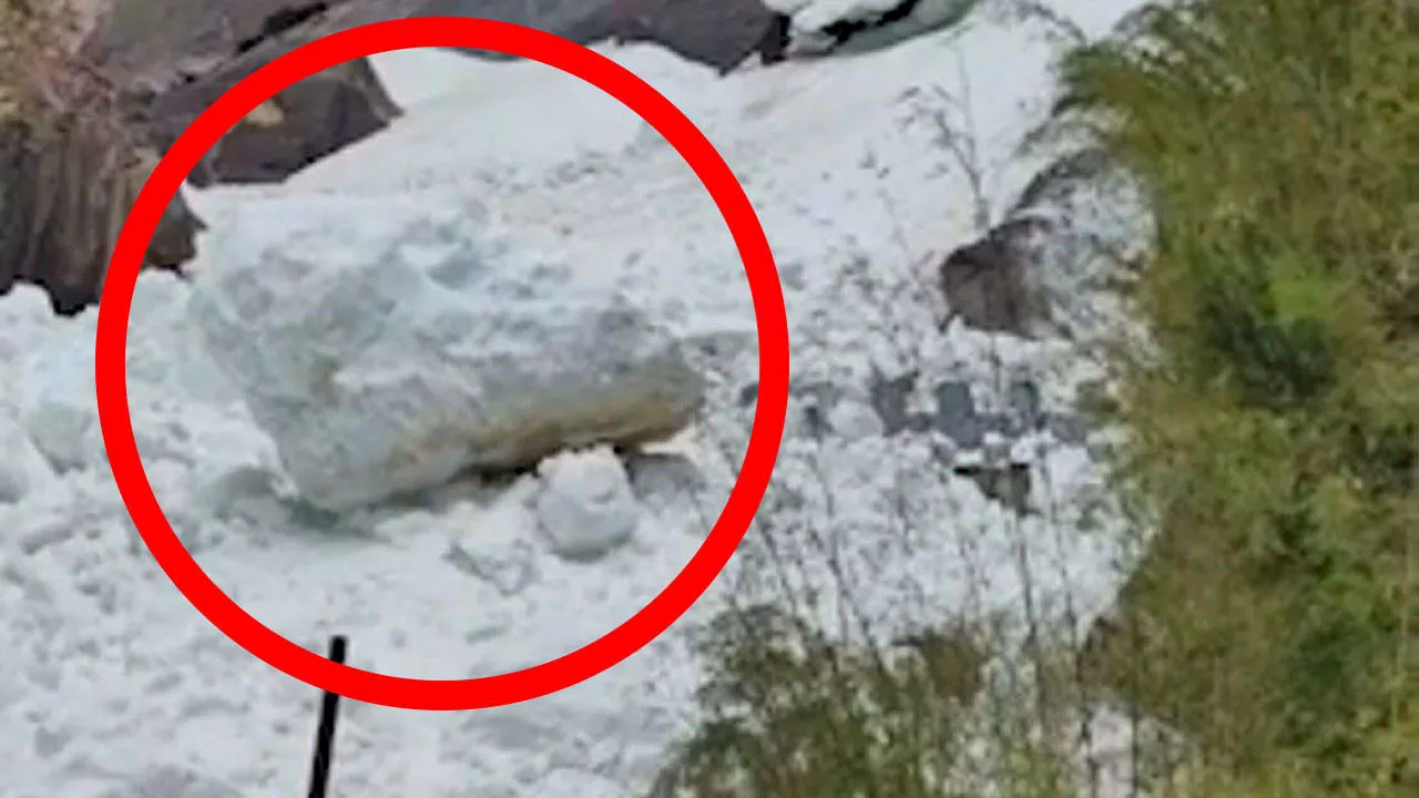 Touristen rennen um ihr Leben: Mega-Schneeball zerstört Aussichtsplattform