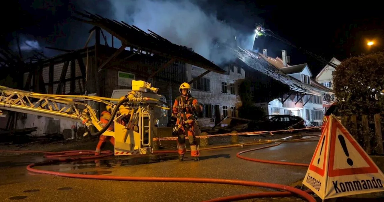 Feuerwehr evakuiert Dutzende Personen – Löscharbeiten dauern an