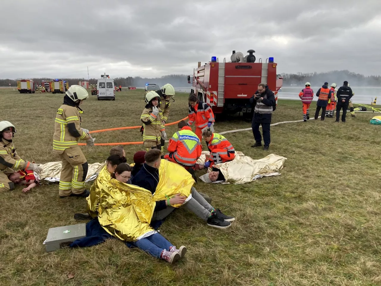 Erfolgreiche Notfallübung am Flughafen bestätigt Sicherheit - Lübecker Feuerwehr, Flughafenfeuerwehr und Rettungsdienst trainierten den Ernstfall