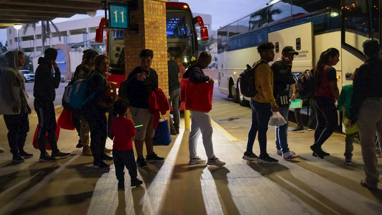 El gobernador de Texas predijo que las donaciones financiarían el envío de migrantes en autobús fuera del estado. Ha recaudado menos del 1% del costo