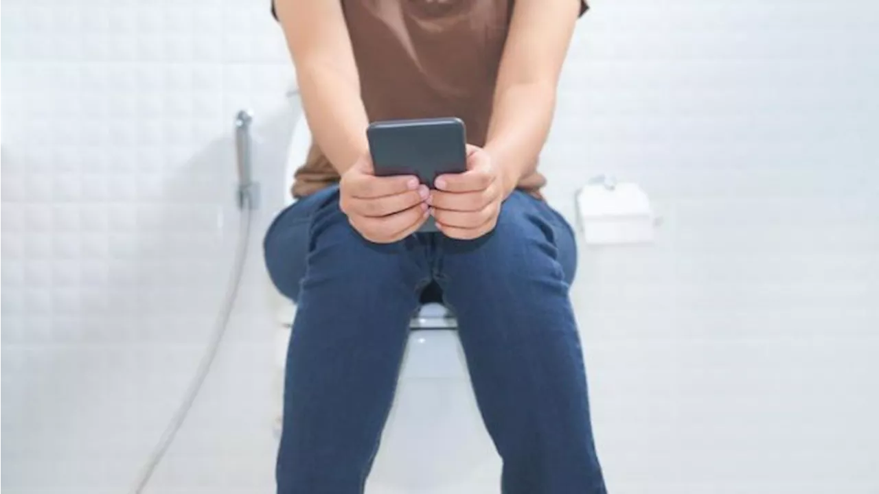 5 Kebiasaan yang Sering Dilakukan di Toilet Tapi Bisa Berbahaya