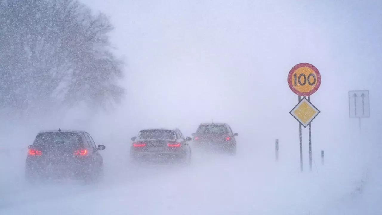 Snöoväder ger stora problem i trafiken