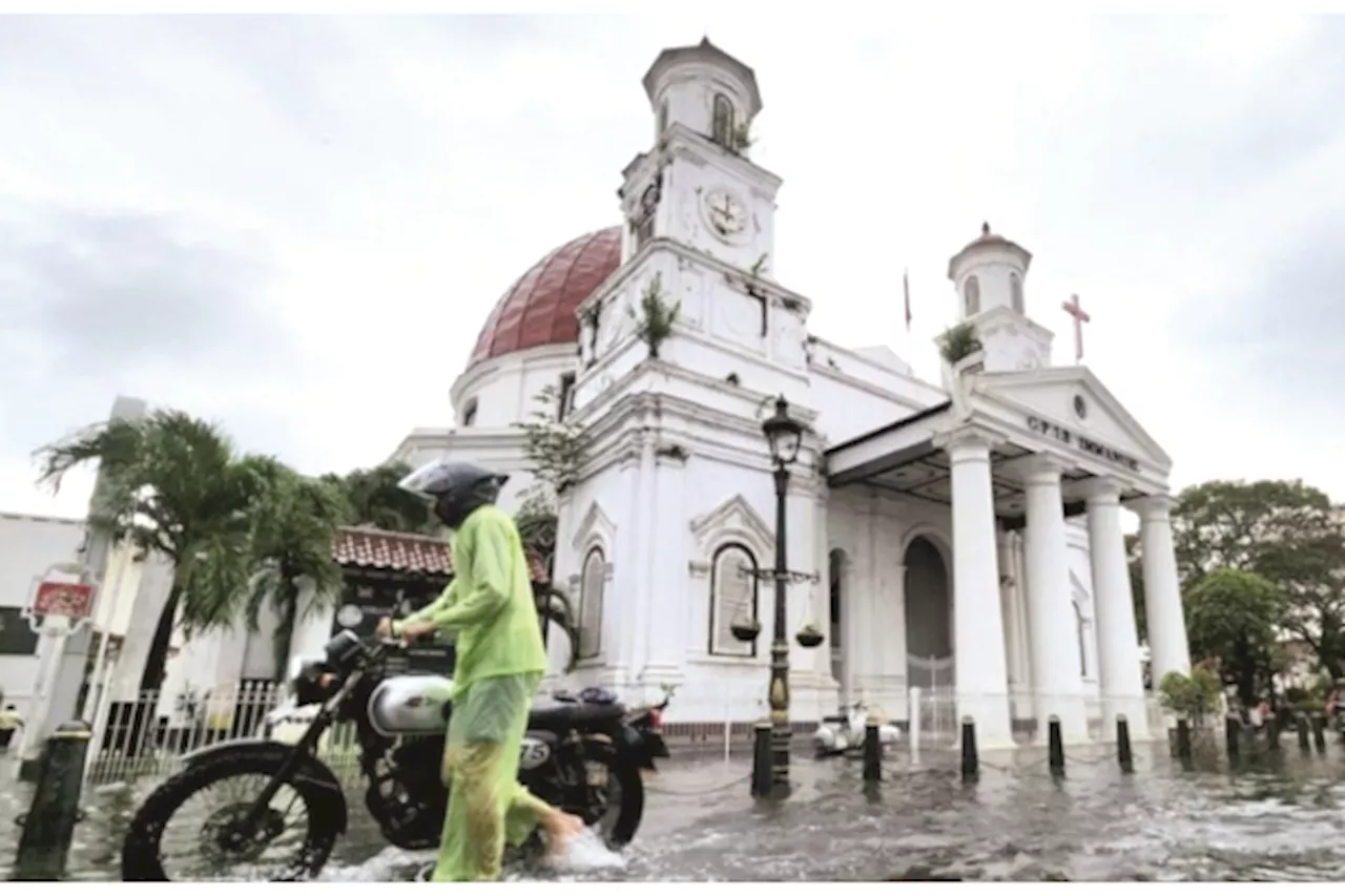 Flooding inundates Semarang’s Old Town