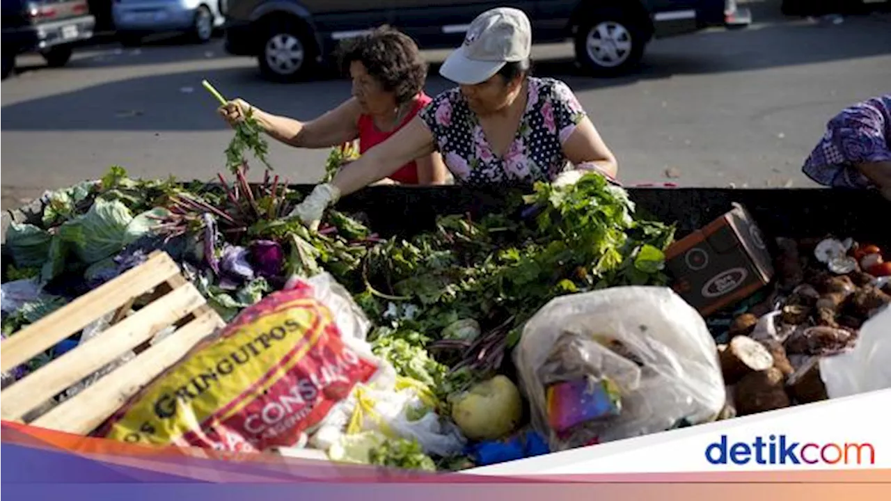 Biaya Hidup Mahal, Warga Argentina Mengais Sampah Sisa Sayur