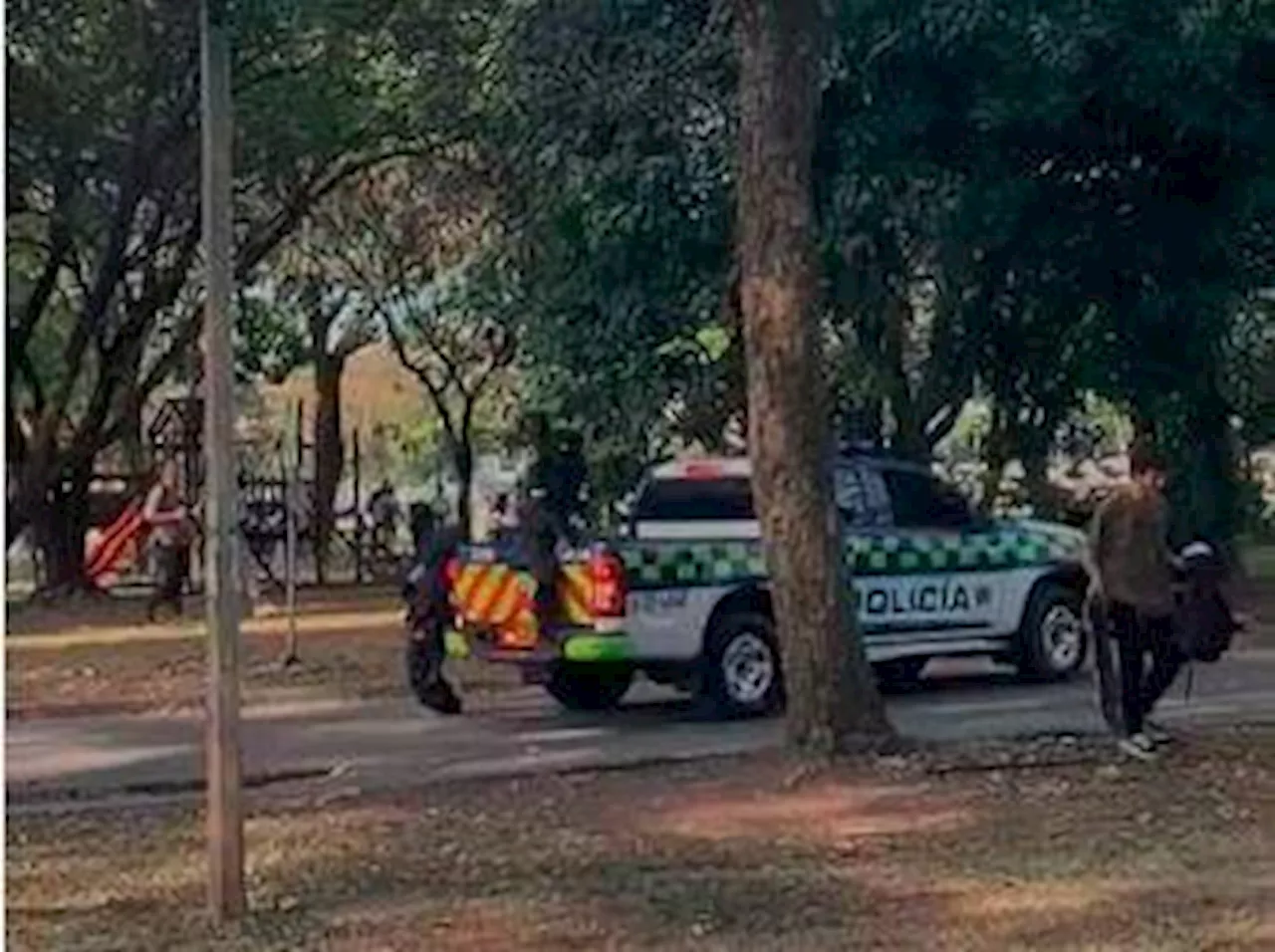 Un herido en protestas en la UdeA: encapuchados hurtaron e incendiaron una patrulla de la Policía