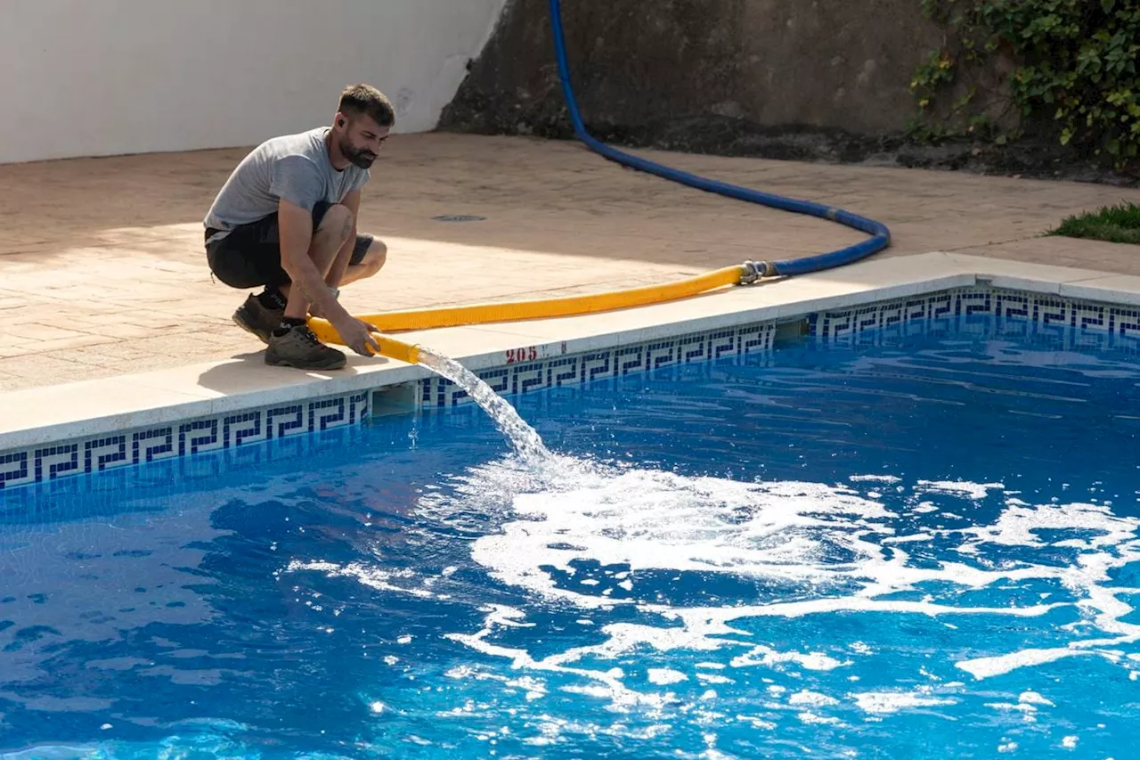 Andalucía autoriza llenar las piscinas de los hoteles, pero prohíbe las de particulares y comunidades de vecinos